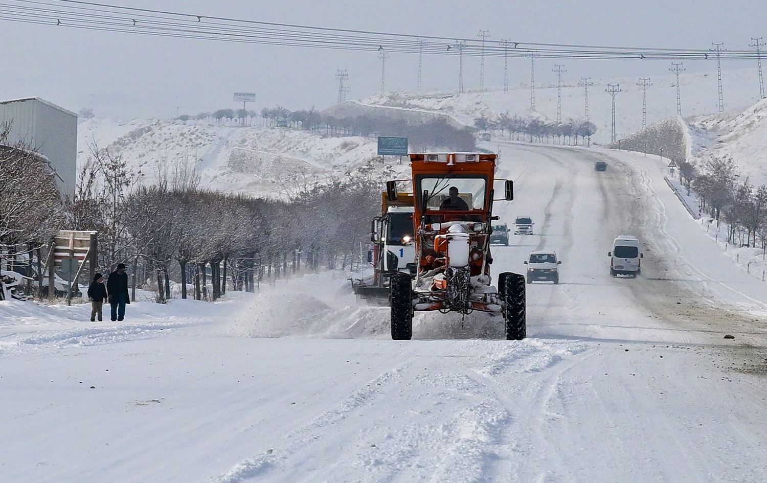 Tîmên şaredariyê rêyan vedikin /Wêne: AA