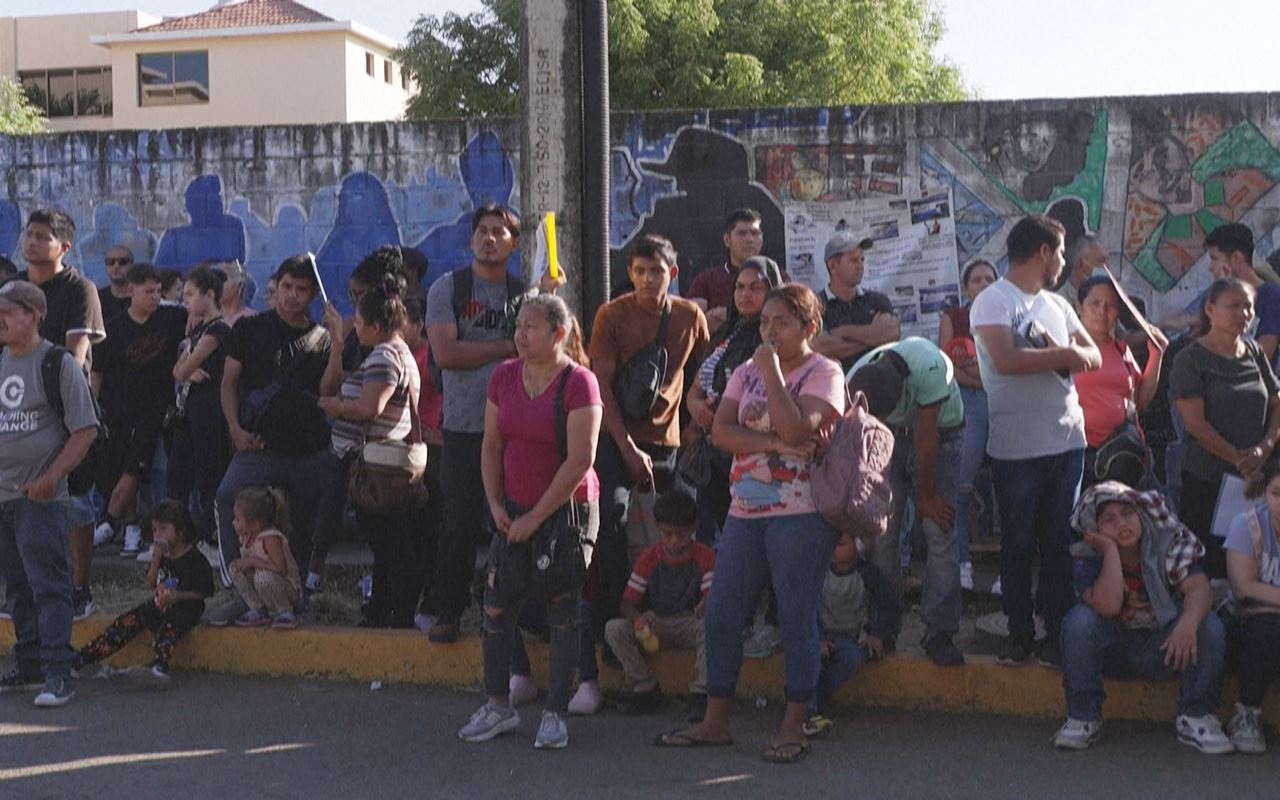 کۆچبەران بۆچوونی جیاوازیان سەبارەت بە دەستبەکاربوونی ترەمپ هەیە