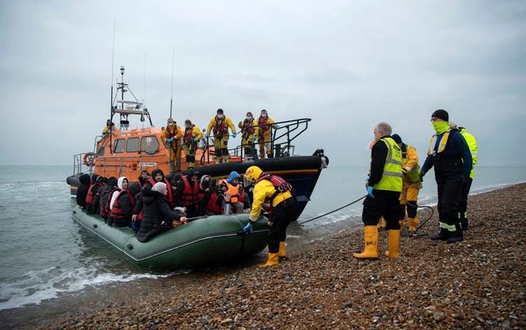 Sahile ulaşan bir göçmen teknesi