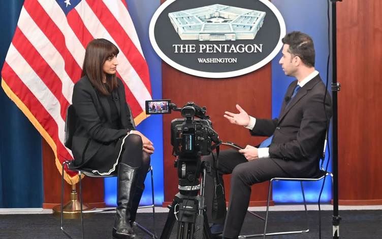 Pentagon Sözcü Yardımcısı Sabrina Singh Rûdaw'ın sorularını yanıtlarken