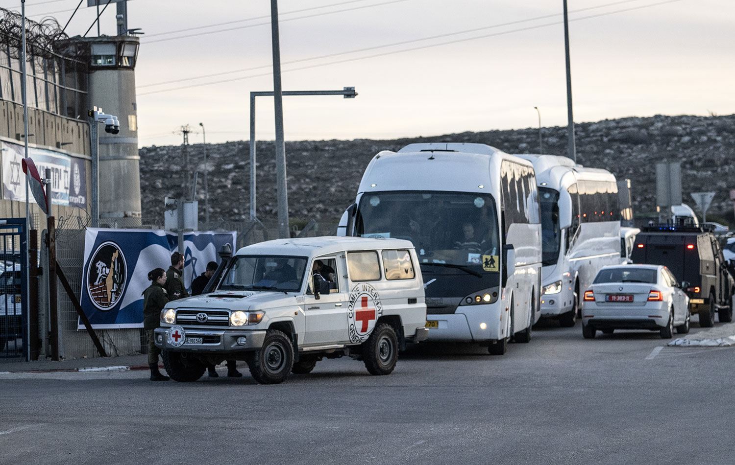 Hamas, 3 İsrailli rehineyi Kızılhaç'a teslim etti. / Foto: AA