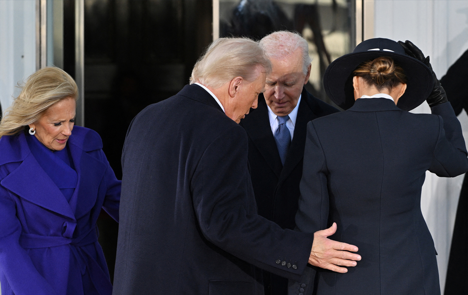 پێشوازیی بایدن و خانمی یەکەمی ئەمریکا لە ترەمپ و هاوژینەکەی لە کپۆشکی سپی. وێنە: AFP 
