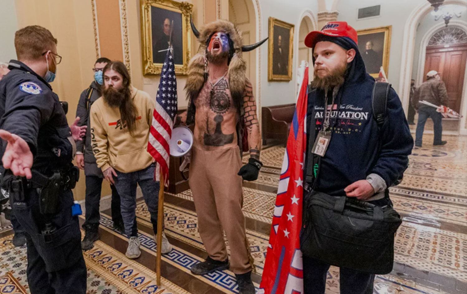 6 Ocak 2021'de kongreyi basan bir grup