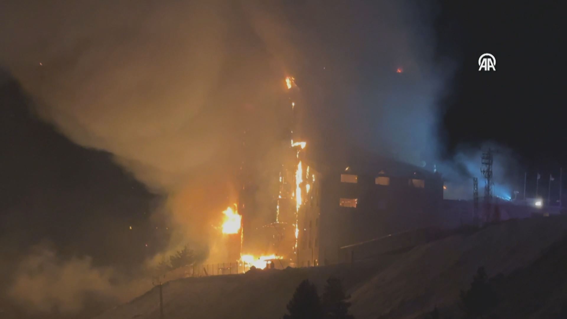 گەنجێکی کورد لە رووداوی ئاگری هۆتێلەکەی تورکیا دوو منداڵ رزگار دەکات