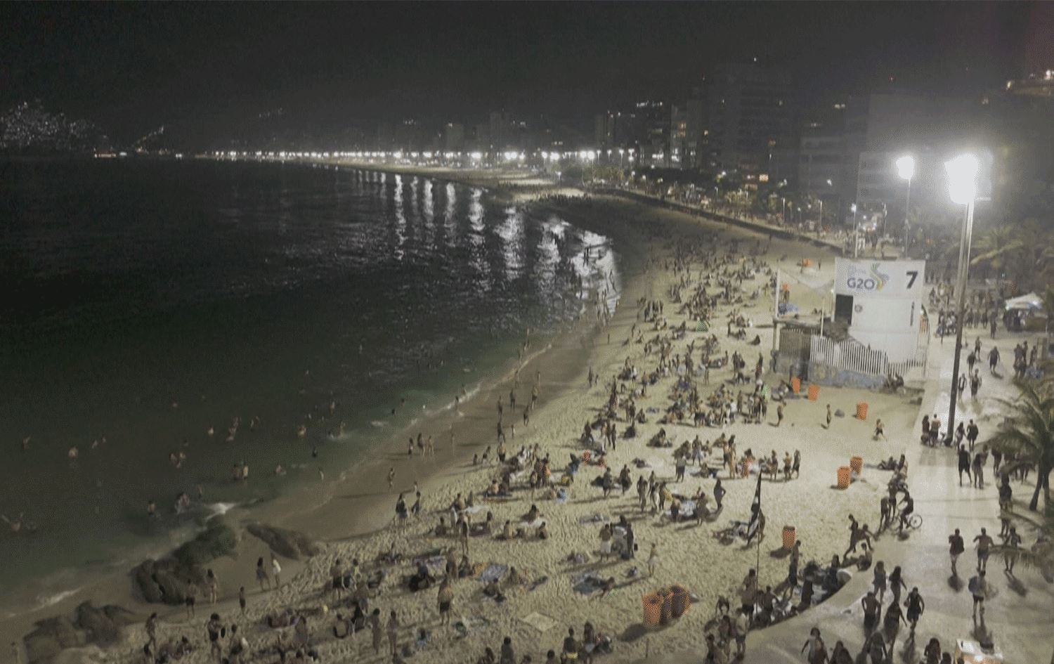 لە بەرازیل بەهۆی گەرماوە خەڵک شەوان پەنا دەبەنە بەر کەناراوەکان