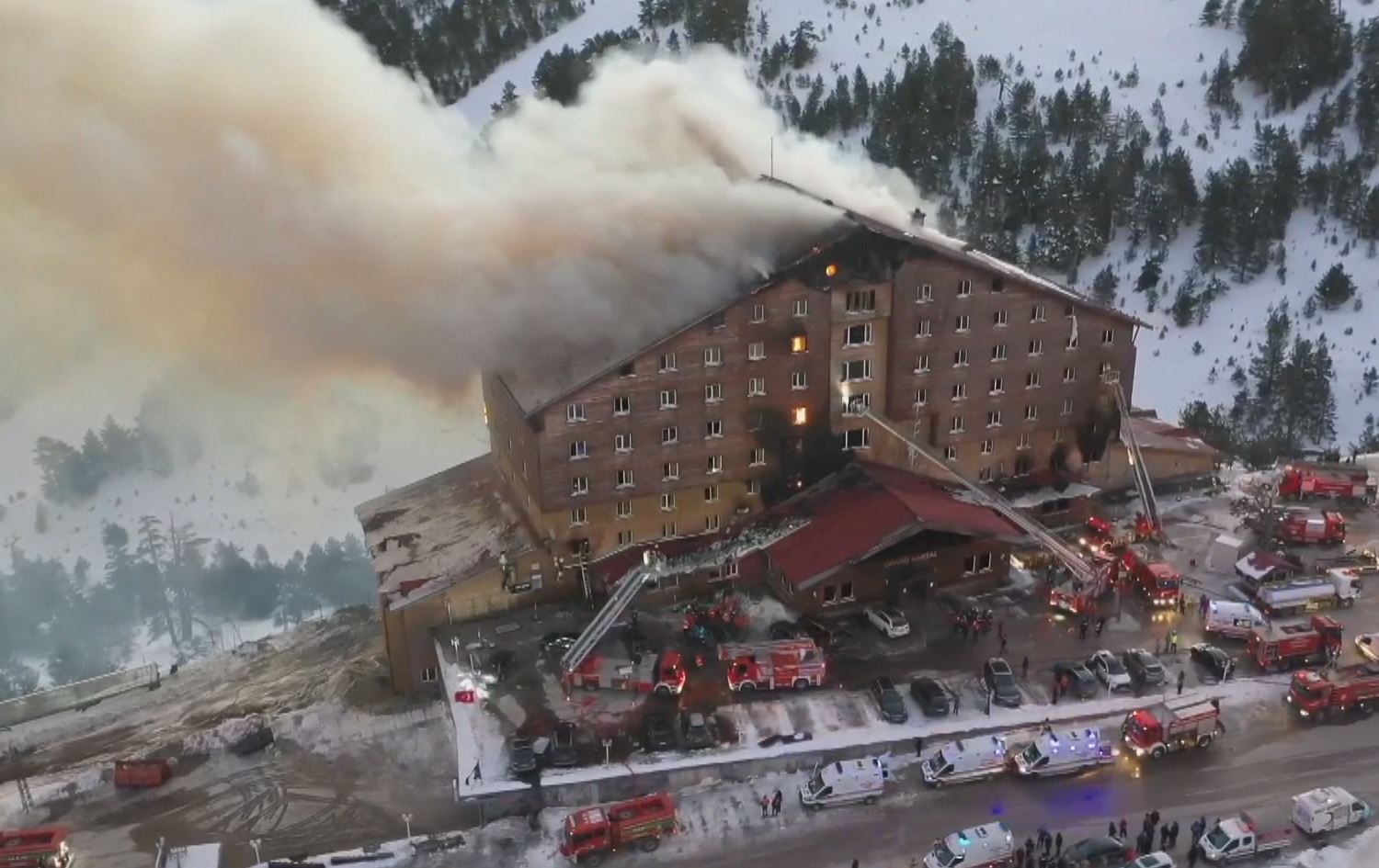 Grand Kartal Hotela ku şewitî / Wêne: Arşîv