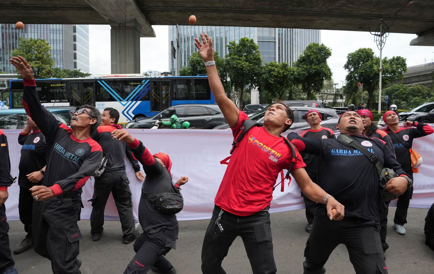 بەهۆی کوژرانی کۆچبەرێکەوە باڵیۆزخانەی مالیزیا لە ئیندۆنیزیا هێلکەباران کرا