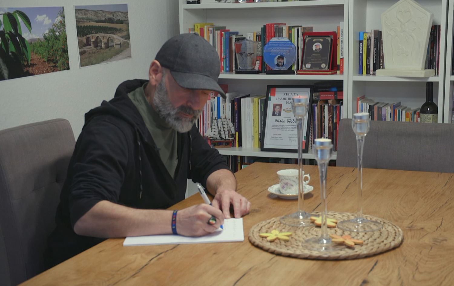 Nivîskar û helbestvanekî Efrînî çîroka jiyana xwe li diyasporayê vedibêje / Wêne û dîmen: Rûdaw