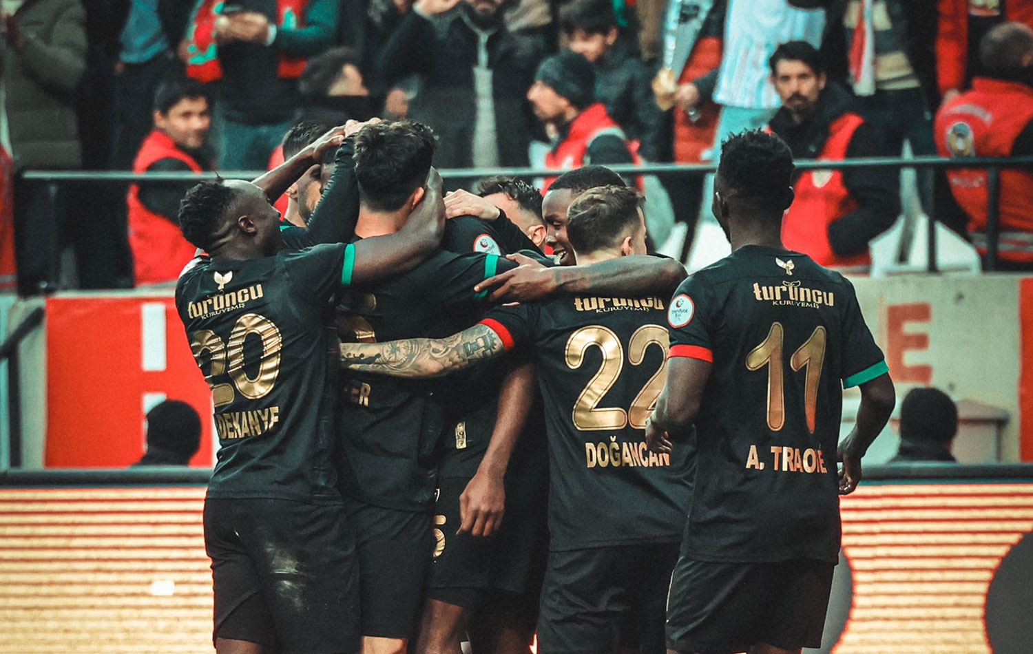 Amedsporlu oyuncuların gol sevinci. / Foto: sosyal medya