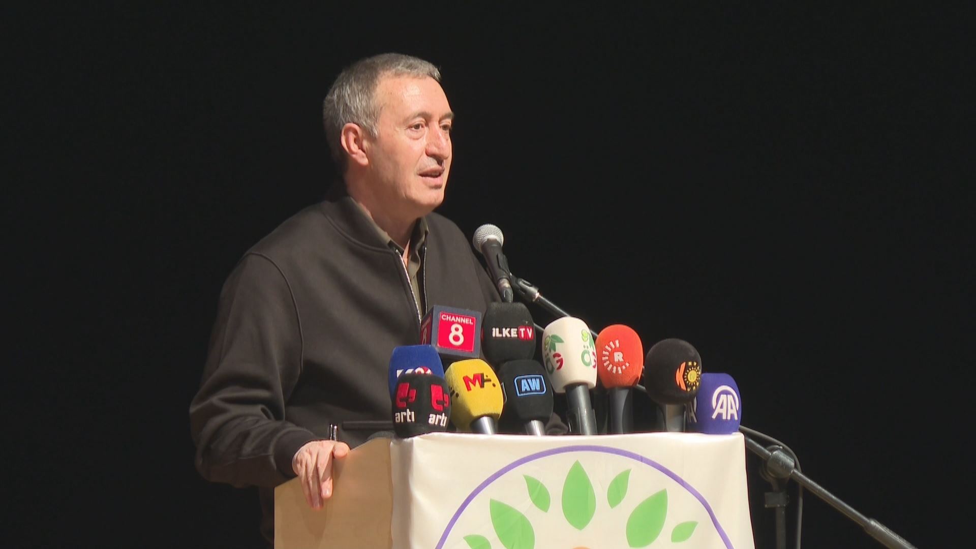 هاوسەرۆکی دەم پارتی: دەبێت ئەردۆغان قسە لەسەر داهاتووی ئەوانە بکات کە چەک دادەنێن