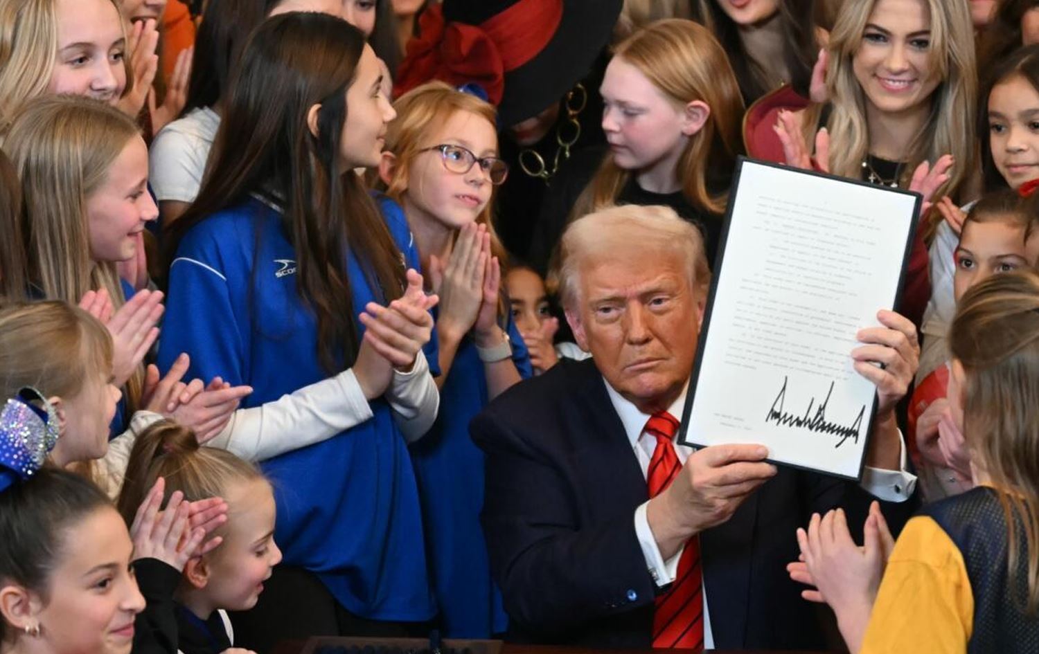Trump, trans sporcuları kadın spor müsabakalarından men eden kararnameyi imzaladı