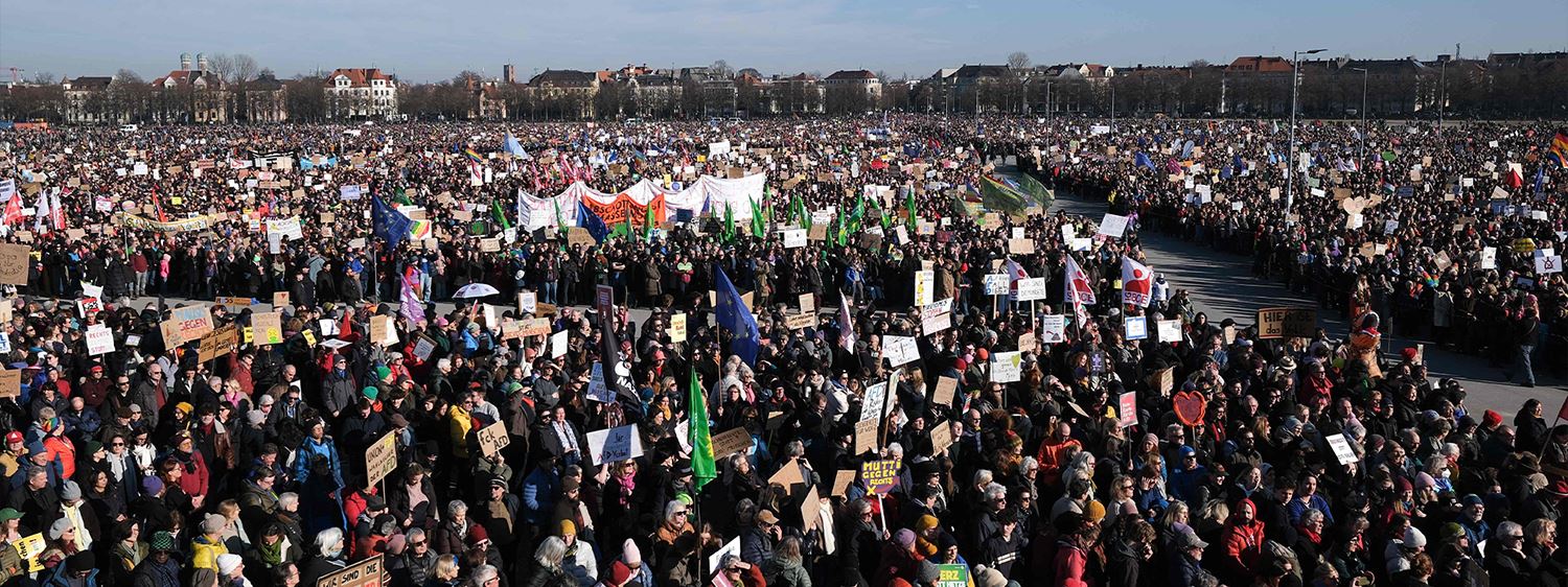 لە میونشن 200 هەزار کەس لەدژی پارتی جێگرەوە بۆ ئەڵمانیا خۆپێشاندانیان کرد