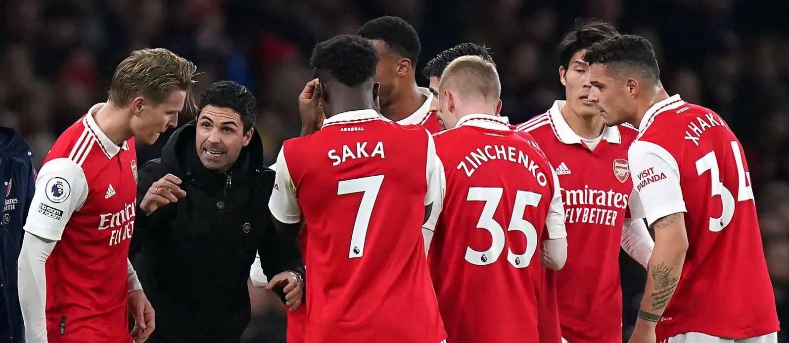 ئارتێتا و یاریزانانی ئارسیناڵ