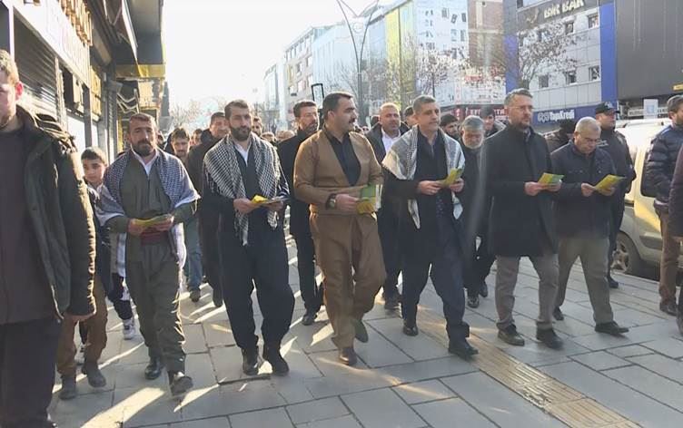 HÜDAPAR Van’da, öğrencilerin ve velilerinin seçmeli dersler kapsamında Kürtçe dersini tercih etmeleri için çeşitli etkinlikler düzenliyor. Video alıntısı / Rûdaw