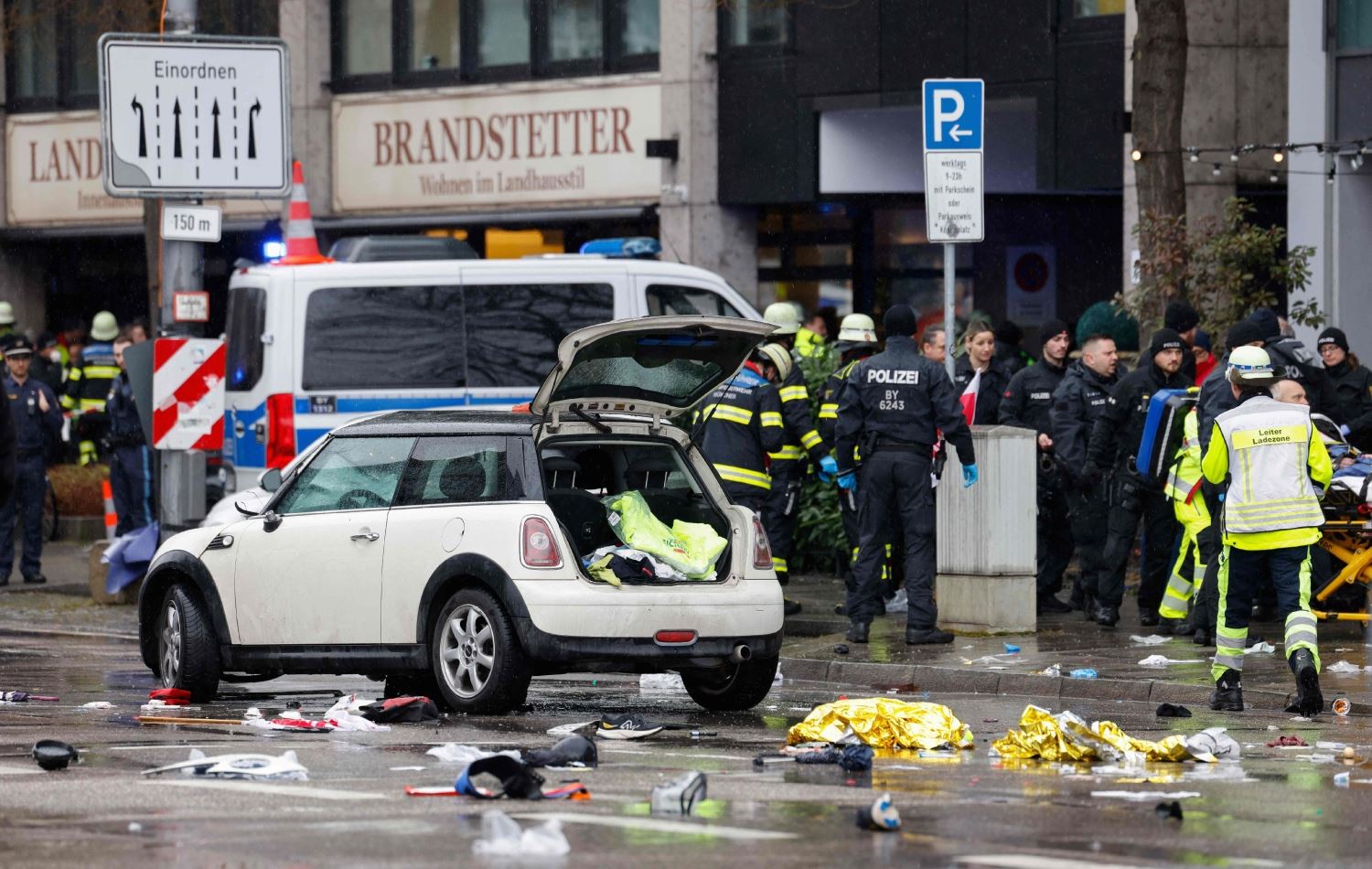 لە میونشن ئۆتۆمبێلێک خۆی بەنێو کۆمەڵێک خەڵکدا کرد و بریندار هەن