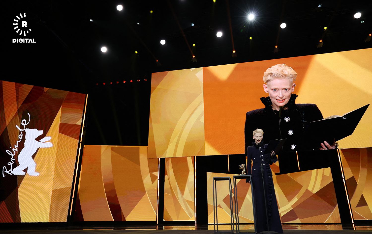  تیلدا سوێنتن لە کاتی وەرگرتنی خەڵاتی ورچی زێڕین. وێنە: AFP