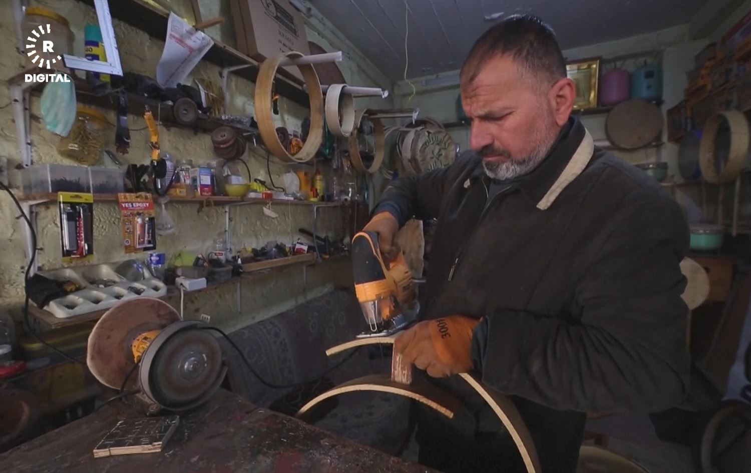 عەبدولحەق ئیسماعیل، لە کاتی دروستکردنی ئامێری دەف لە موسڵ