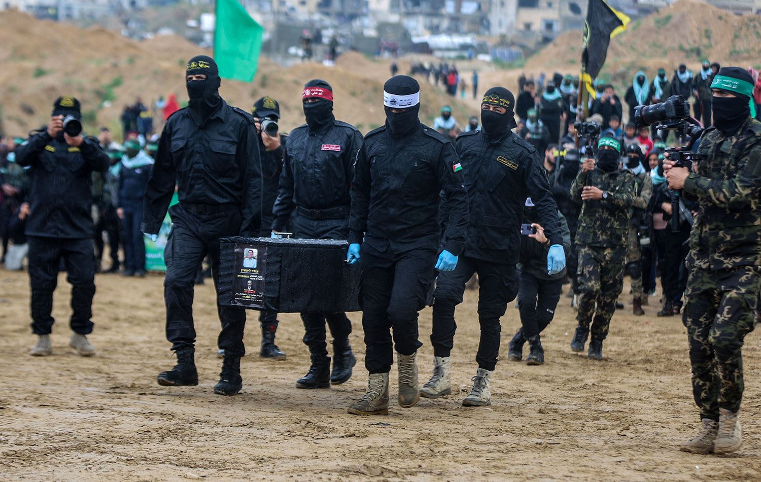 Hamas, İsrail saldırısında ölen 4 rehinenin cenazesini Kızılhaç'a teslim etti. / Foto: AA