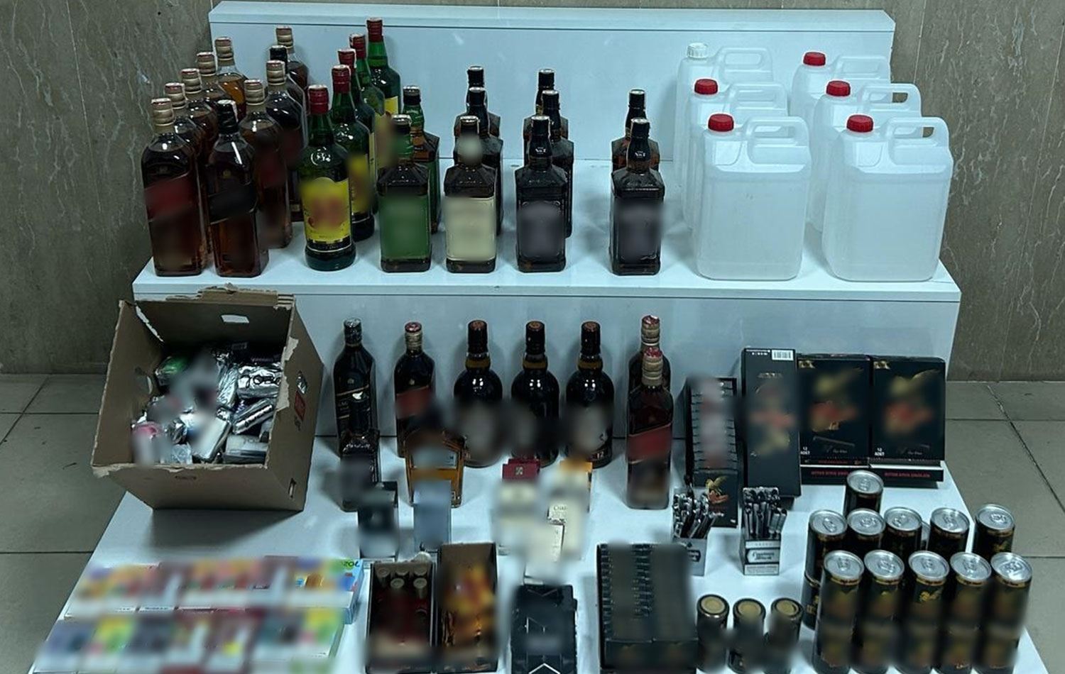  Sahte içki operasyonunda ele geçirilenler. / AA
