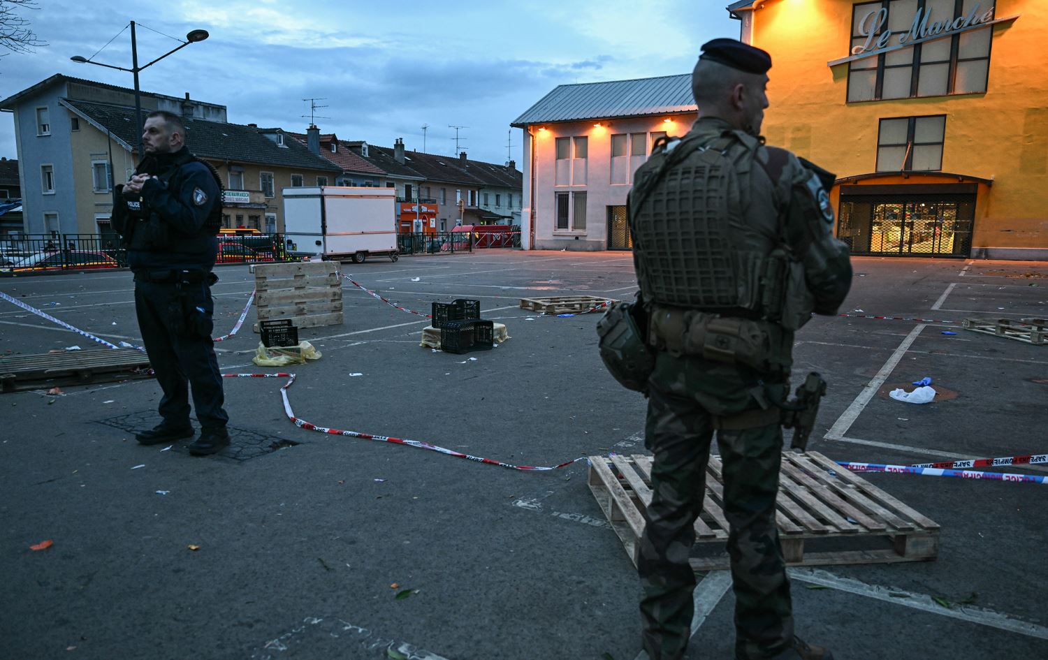 لە فەرەنسا کەسێک بە چەقۆ کەسێکی کوشت و 5 پۆلیسیشی بریندار کرد