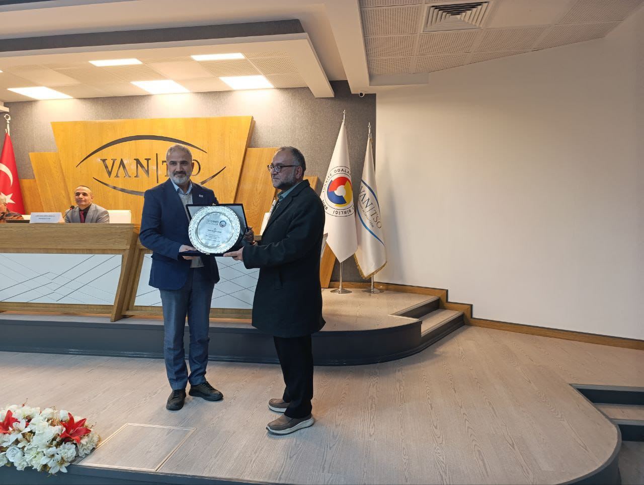 Tehsîn Îbrahîm Doskî  plaket wergirt / Wêne û vîdeo: Rûdaw