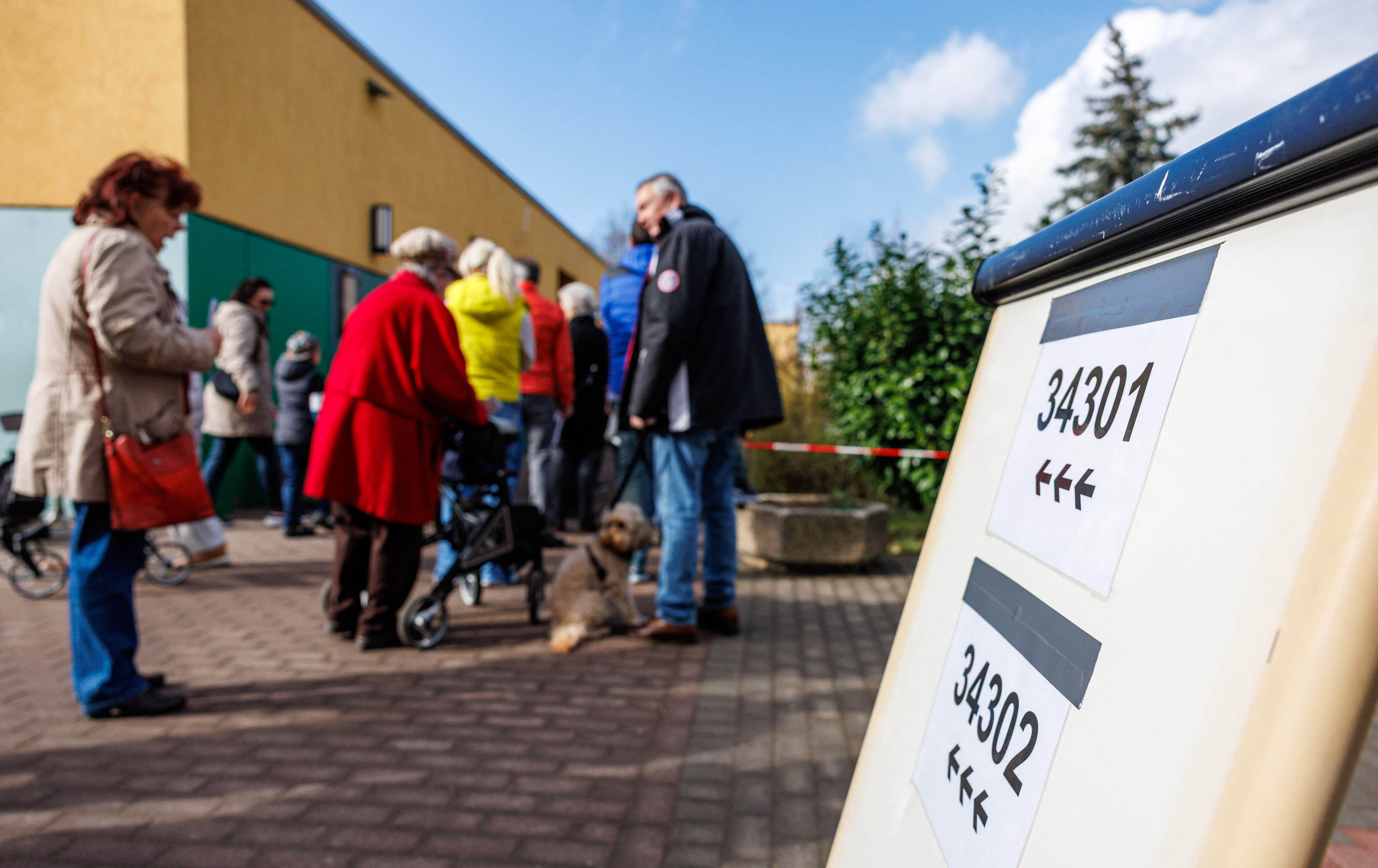 ژمارەیەک دەنگدەر لەبەردەم بنکەیەک لە رۆژئاوای ئەڵمانیا. وێنە: AFP