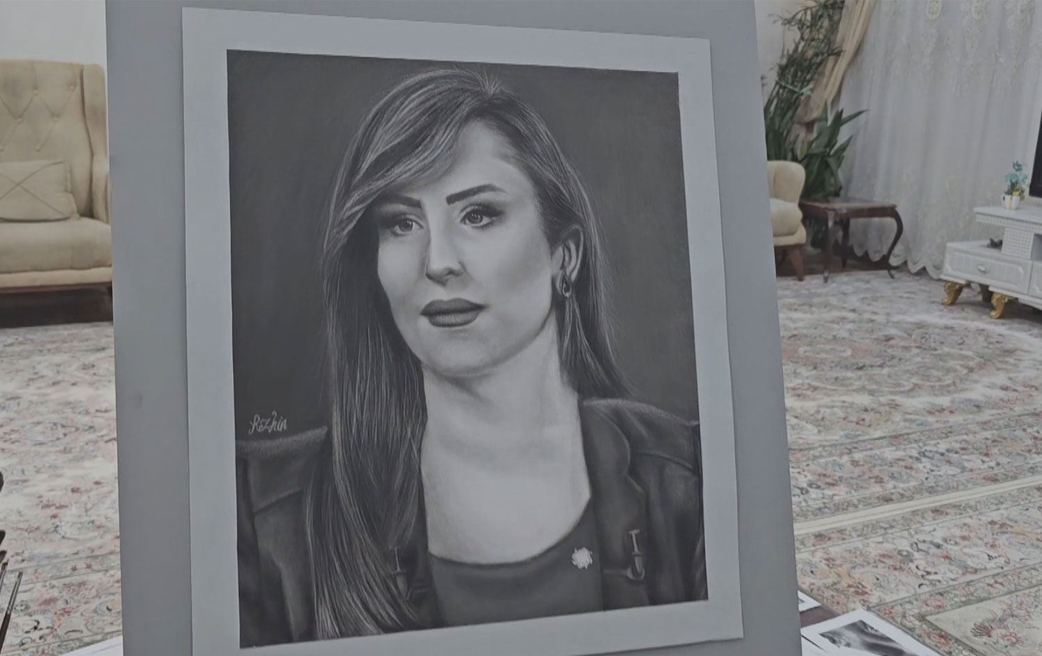 رۆژین موسازادە بە دروستکردنی وێنەی شیفا، رێز و خۆشەویستی بۆ قوربانیدانی ئەو رۆژنامەڤانە بوێرە پێشاندەدات.