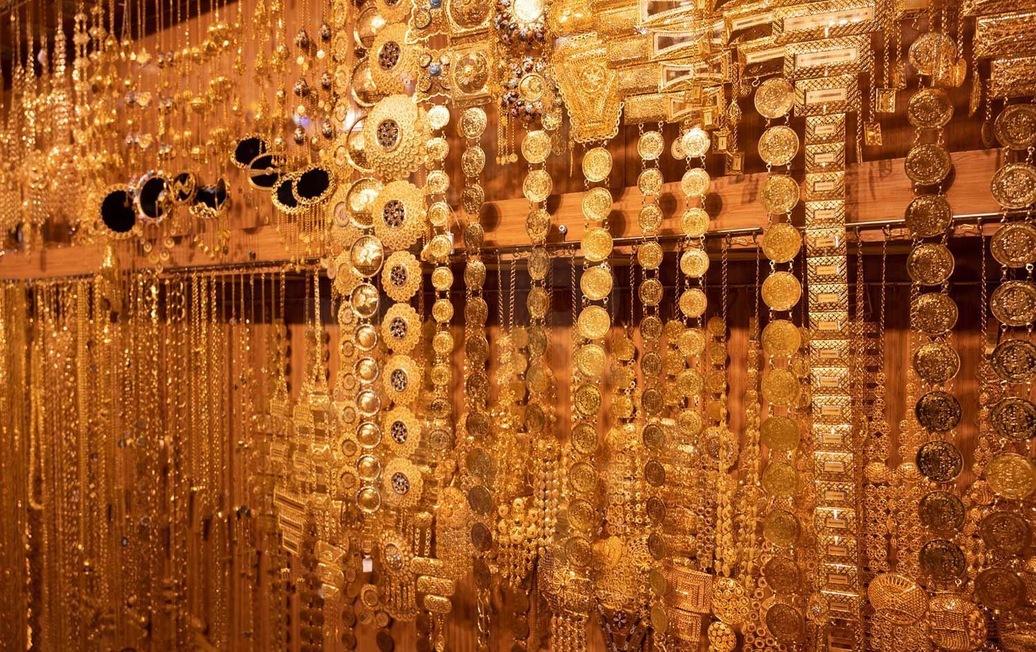 خشڵی زێڕ کە لە دووکانێکی زێڕنگری لە هەولێر نمایش کراون، وێنە: بڵند تاهیر - رووداو 