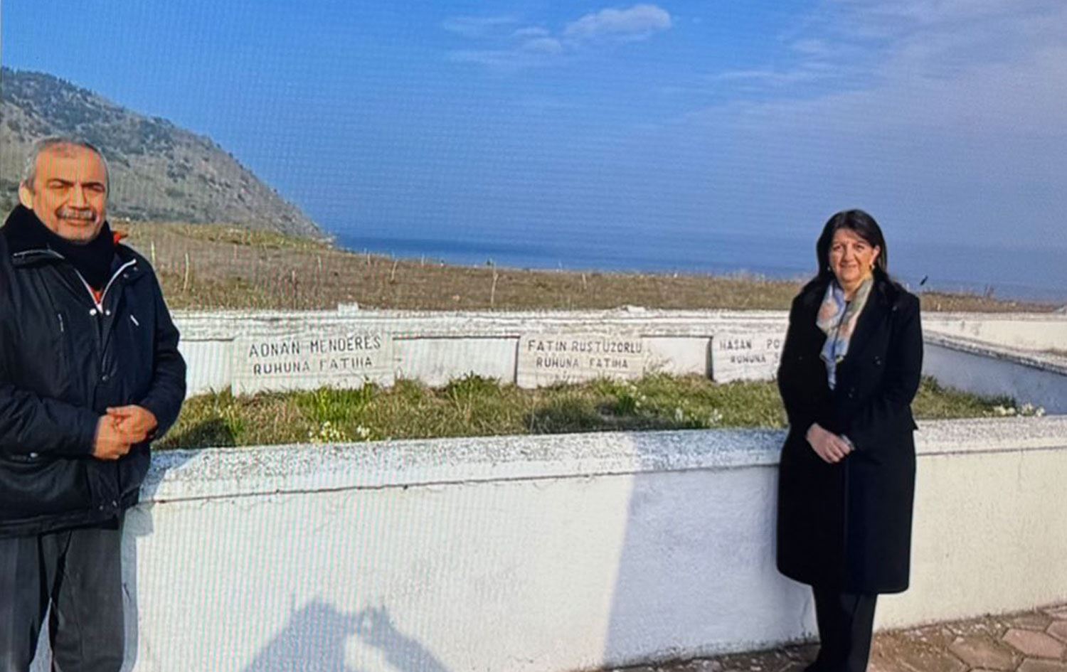 Sırrı Süreyya Önder ve Pervin Buldan İmralı Adası'ndaki Adnan Menderes anıtını ziyaret etti