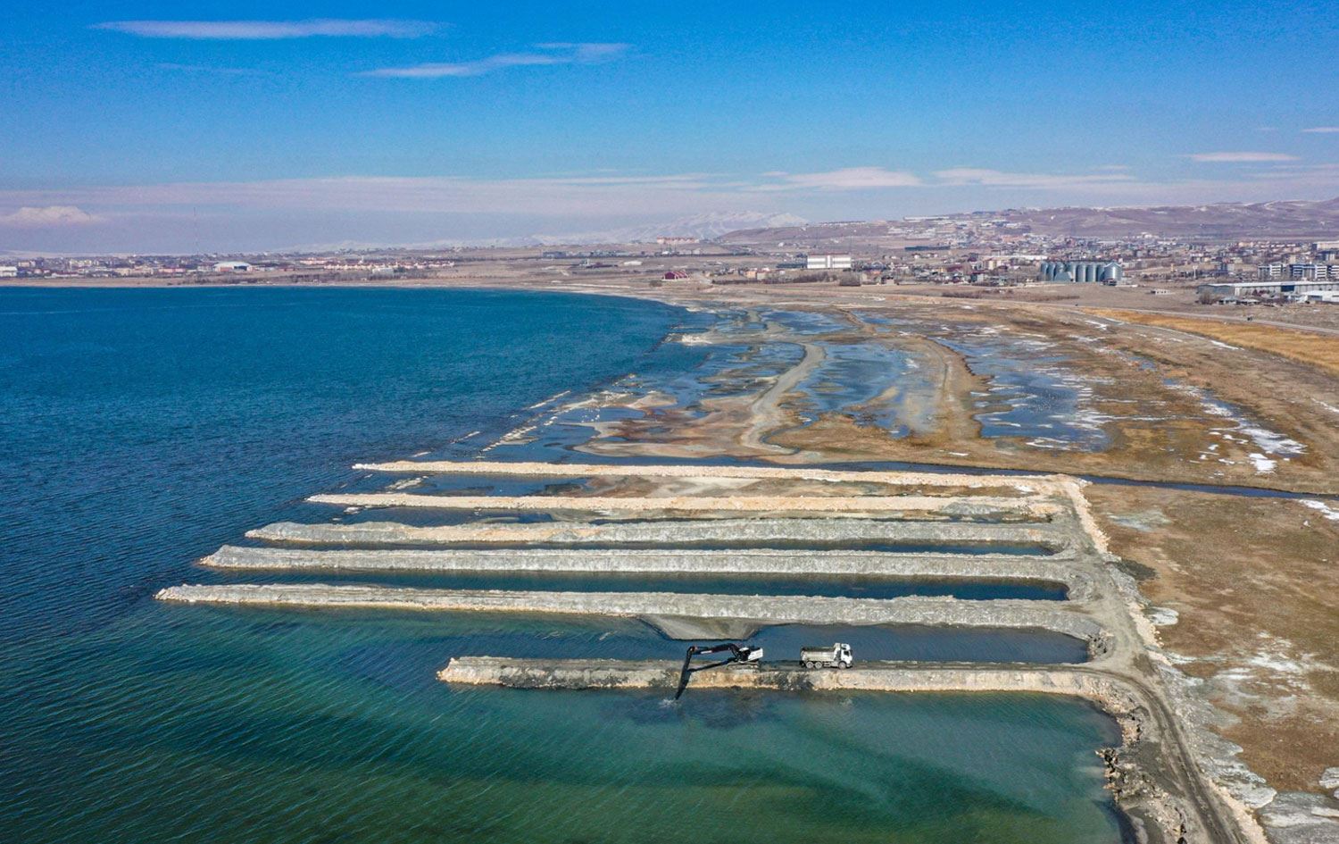 Gola Wanê ji herî û çiravê tê paqijkirin / Wêne: AA