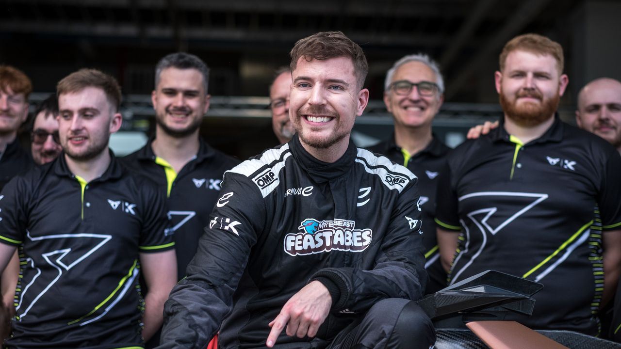 ڤیدیۆ؛ مستەر بیست بە ئۆتۆمبێلێکی فۆرمۆلاوە تووشی رووداوی هاتووچۆ بوو