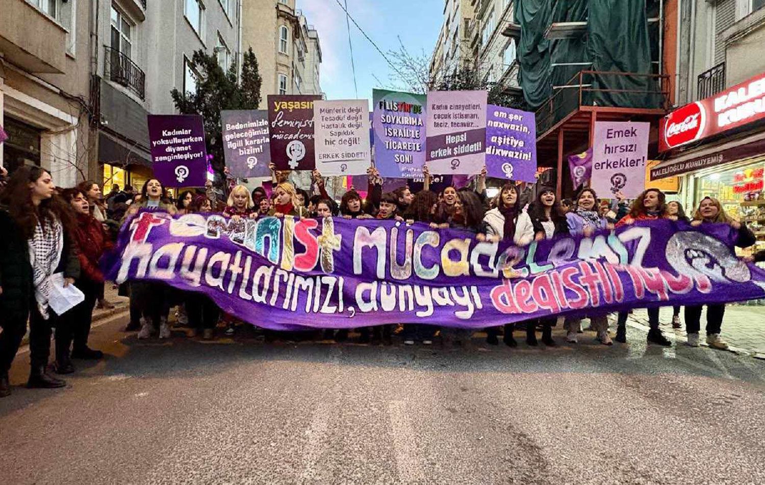 İstanbul'da Feminist Gece Yürüyüşü'ne binlerce kişi katıldı. / Foto: Rûdaw