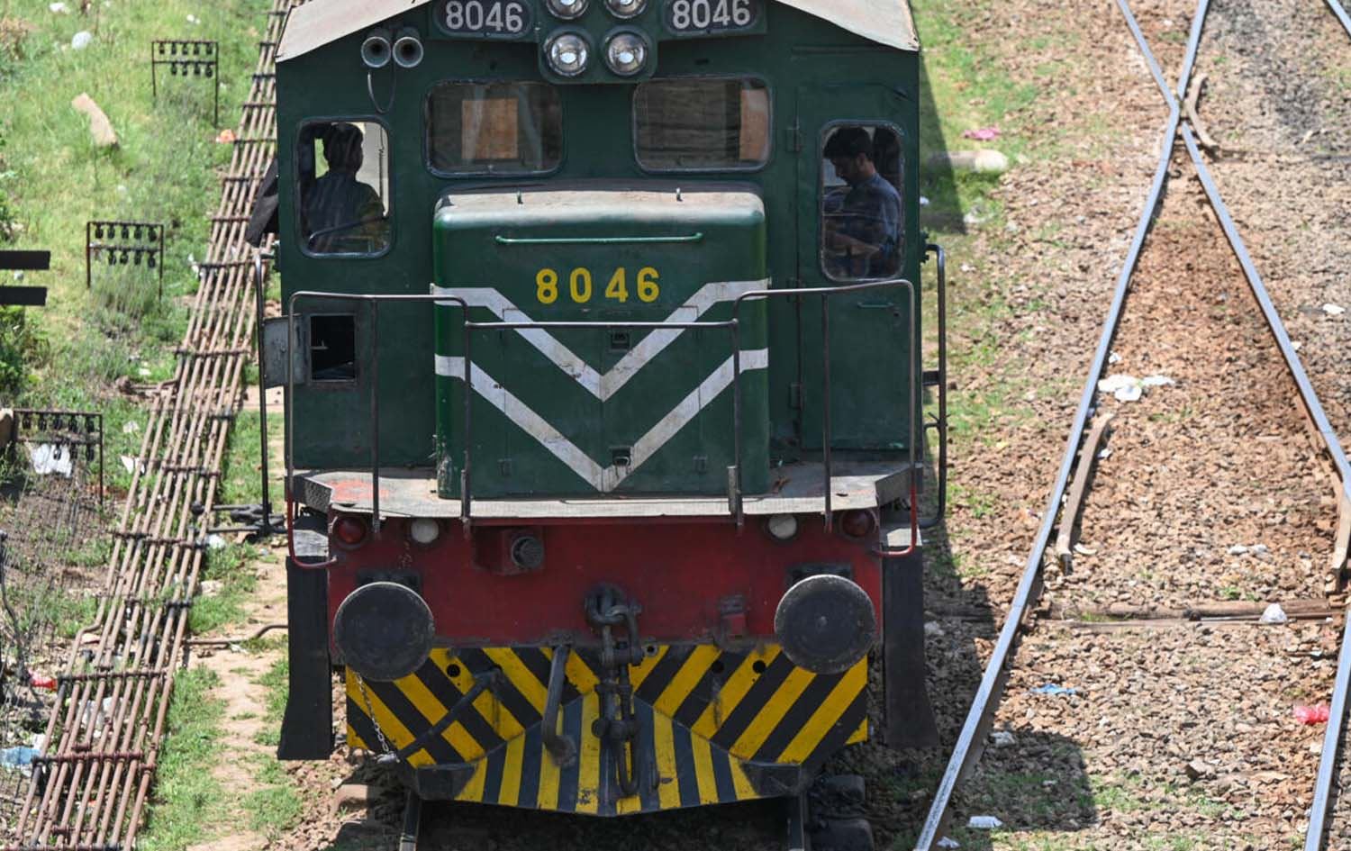 بەرپرسێکی باڵای هێڵی شەمەندەفەری پاکستان: ژمارەیەک چەکدار 450 کەسیان بە بارمتە گرت