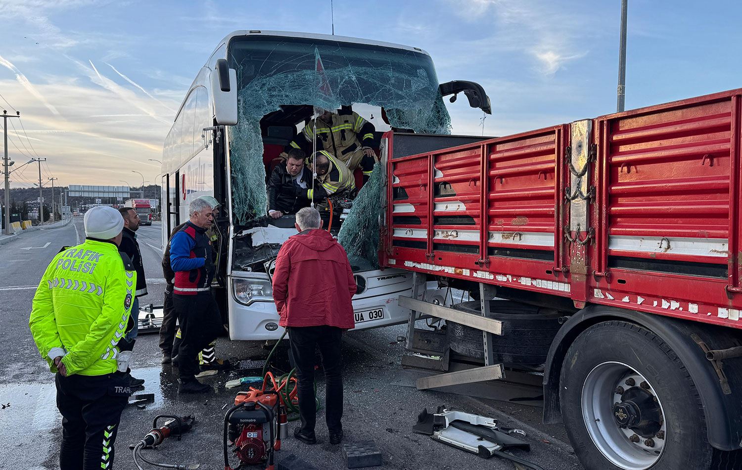 Yolcu otobüsü tıra çarptı. / Foto: AA