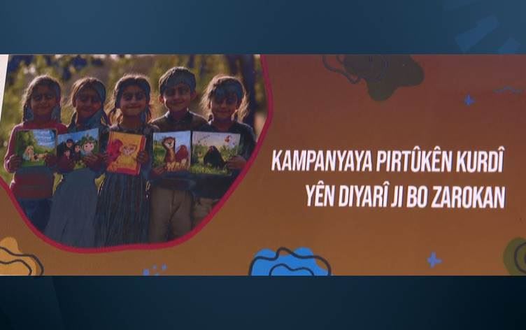 Seçmeli Kürtçe dersini alan öğrenciler için Kürtçe kitap bağış kampanyası başlatıldı. Kampanyaya 17 Kürt yayınevi katıldı. / Foto: Rûdaw