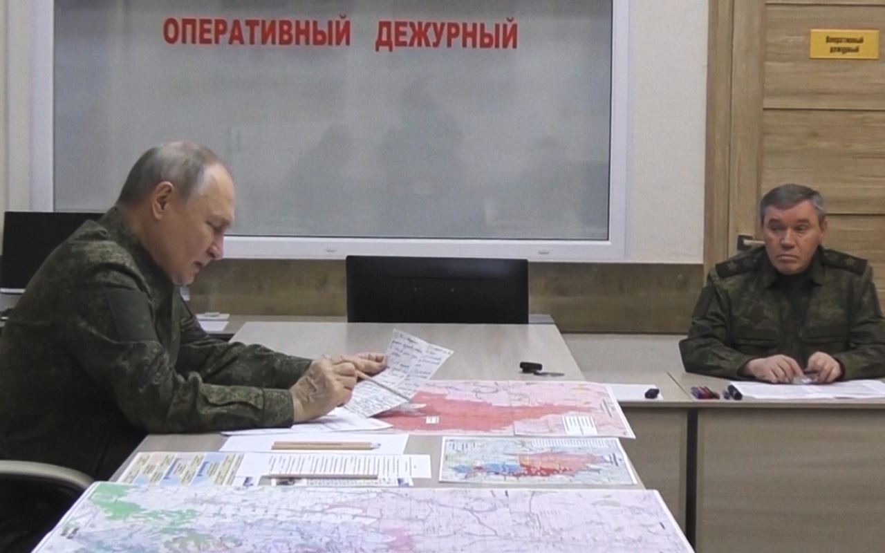 پووتین بە جلی سەربازییەوە دەردەکەوێت و هەڕەشە لە ئۆکراینا دەکات