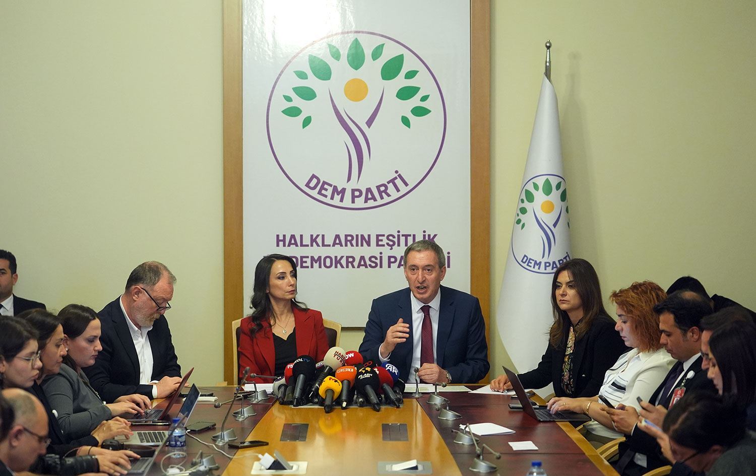 Tuncer Bakirhan û Tulay Hatîmogullari bi rojnamegeran re rûniştin / Wêne: AA