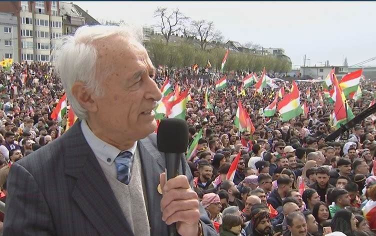 Bayram Ayaz mitingte Dilbixw'in Dara'nın sorularını cevapladı. /Foto: Rûdaw