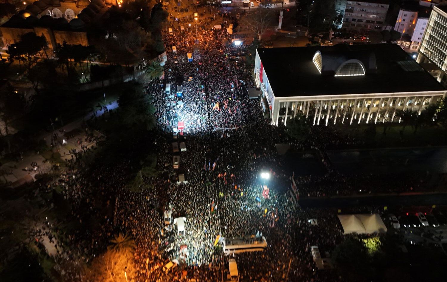 Xwenîşandan ji bo Ekrem Îmamoglu ya li Stenbolê / Wêne: Arşîv