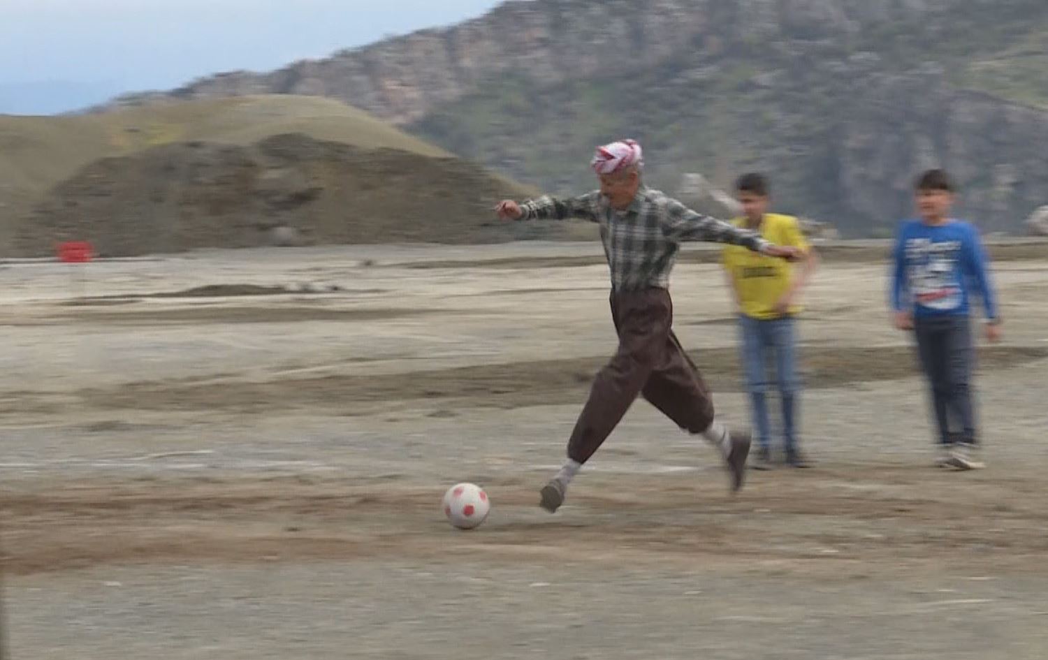 پیاوێکی بەتەمەن لە جۆلەمێرگ 18 منداڵ و 58 نەوەی هەیە و یاریزانی تۆپی پێیە