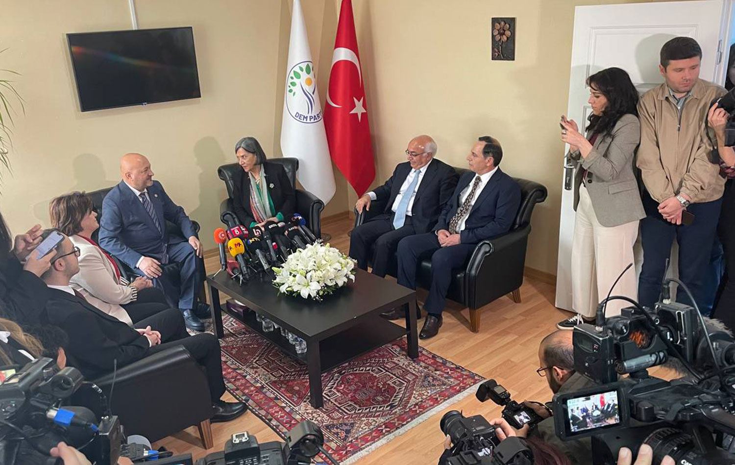 AK Parti heyeti ile DEM Parti heyeti bayramlaştı. / Foto: Şevket Herki / Rûdaw