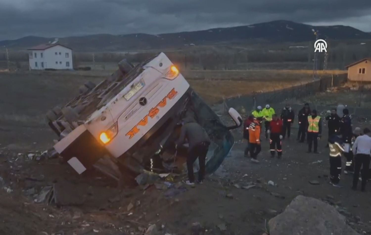 پاسێک لە باکووری کوردستان وەرگەڕا و دوو کەس بەهۆیەوە گیانیان لەدەستدا