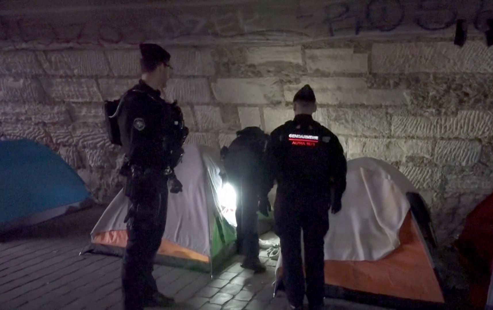 پۆلیسی پاریس پەناخوازانی بێلانە لە شەقامەکان دووردەخاتەوە