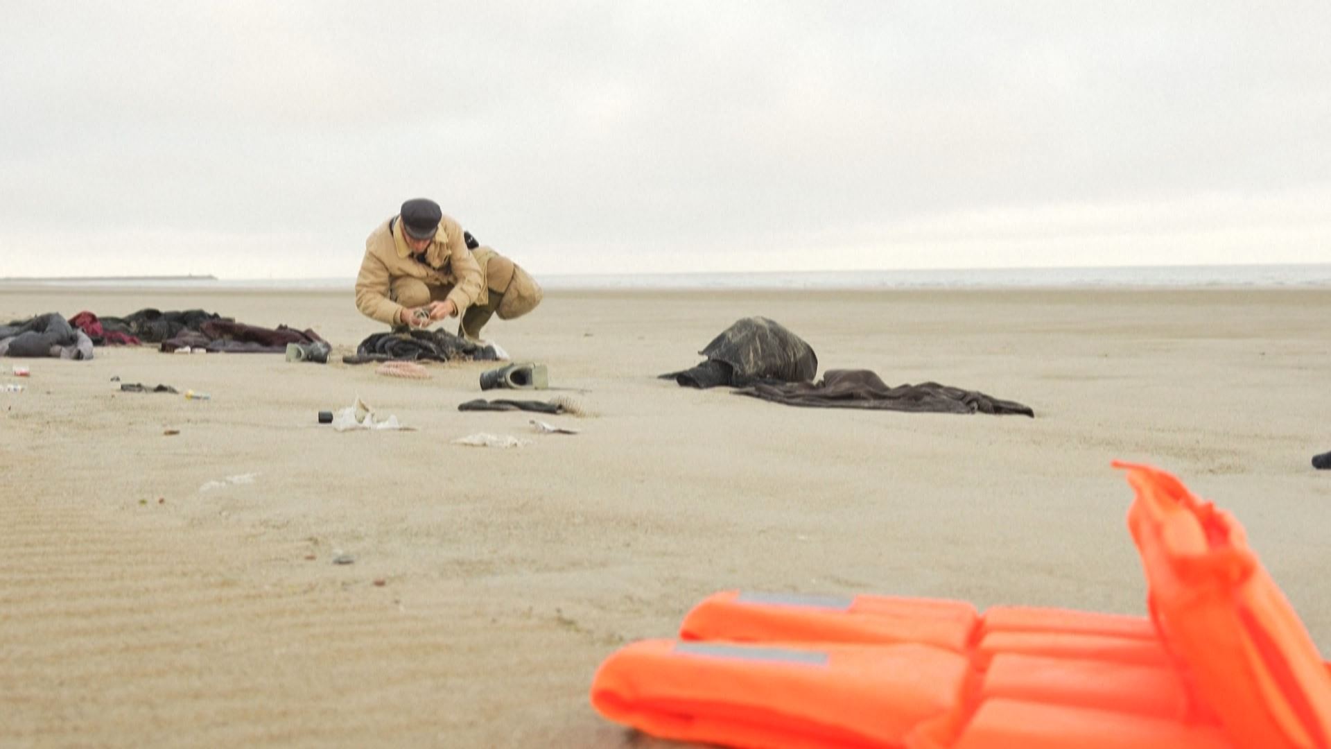هونەرمەندێك لە کەناراوەکانی فەرەنسا کەلوپەلی بەجێماوی کۆچبەران کۆدەکاتەوە