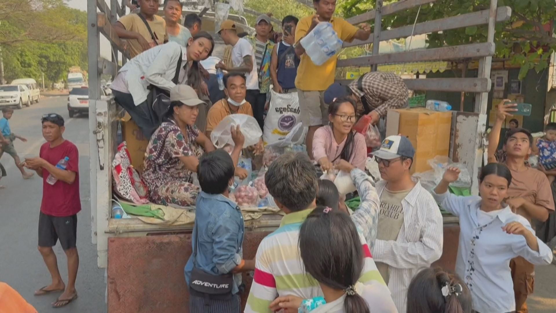 لێقەوماوانی بوومەلەرزەکەی میانمار بۆ وەرگرتنی خۆراک نۆرە دەگرن