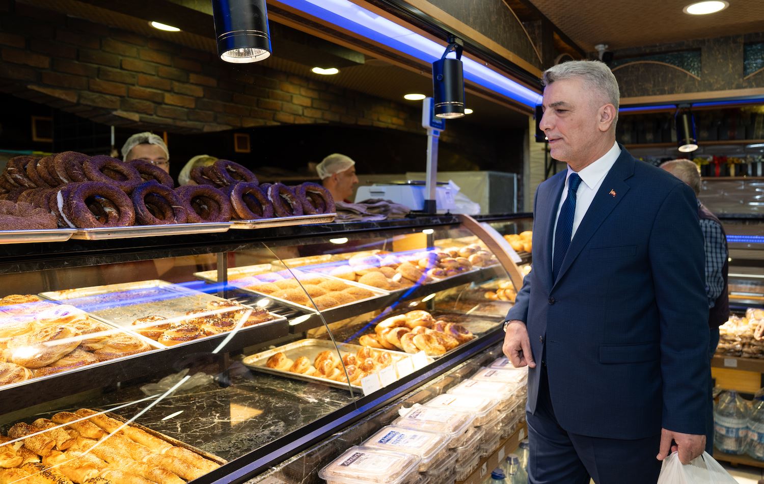 Ticaret Bakanı Ömer Bolat, CHP'nin boykot çağrılarına çarşı ve pazarda alışveriş yaparak tepki göstermişti / Fotoğraf: AA 