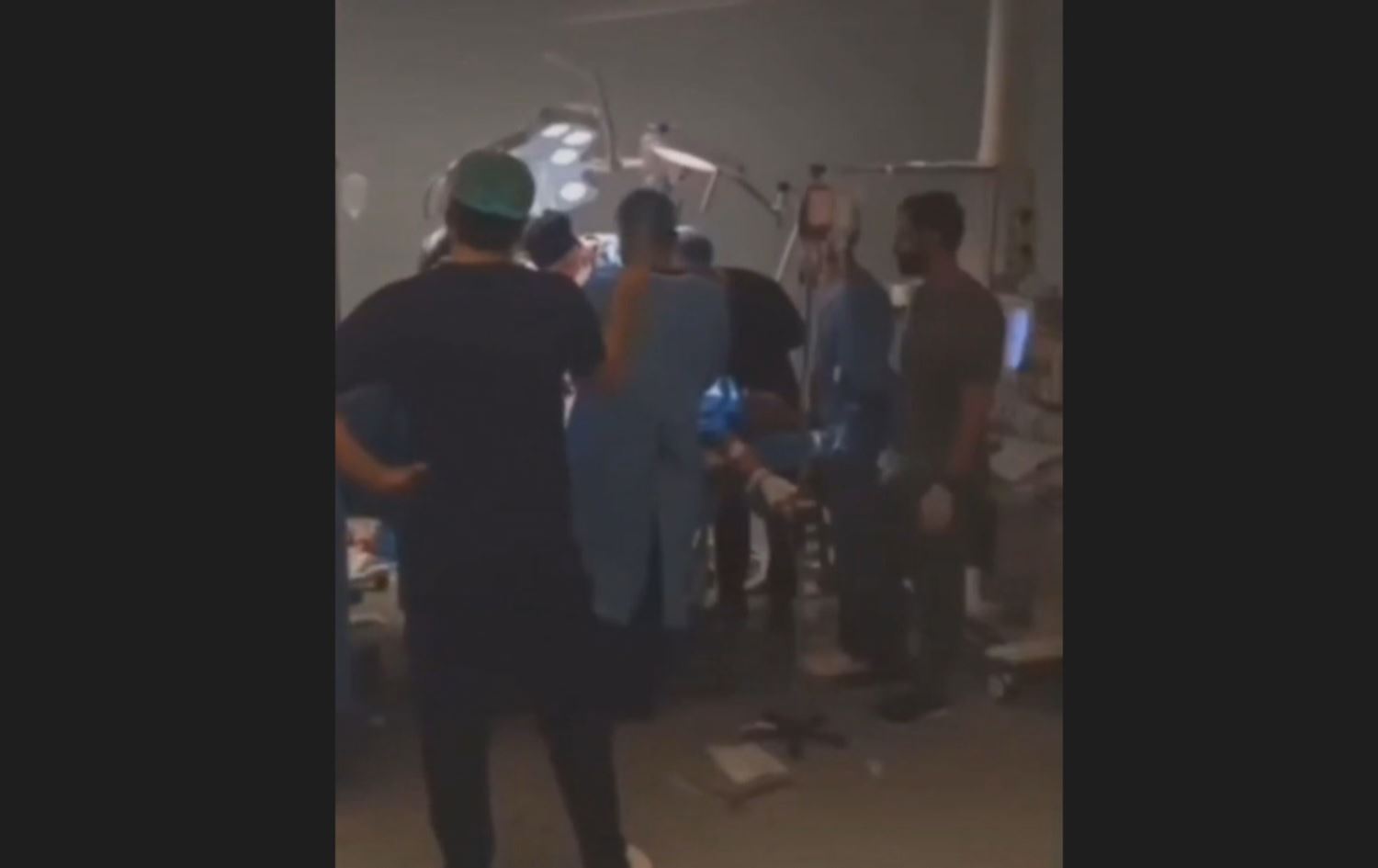 لە ژووری نەشتەرگەریی نەخۆشخانەیەکی عێراق باوەشێنی نەخۆش دەکرێت