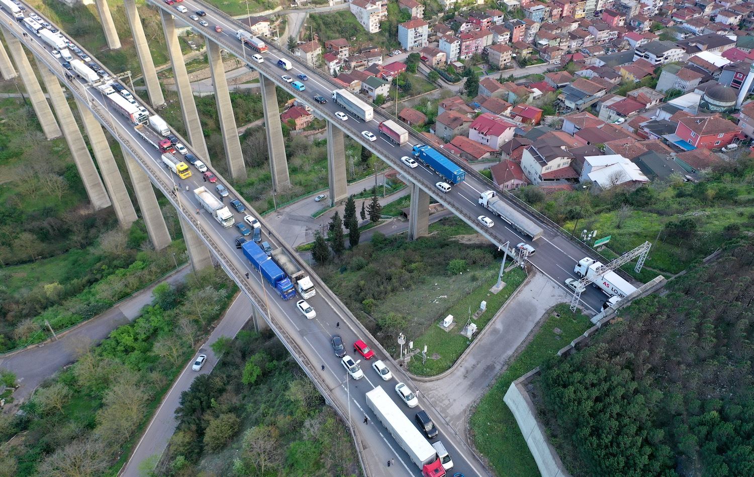 Meydana gelen trafik kazaları nedeniyle yollarda yoğunluk yaşandı / Fotoğraf: AA 