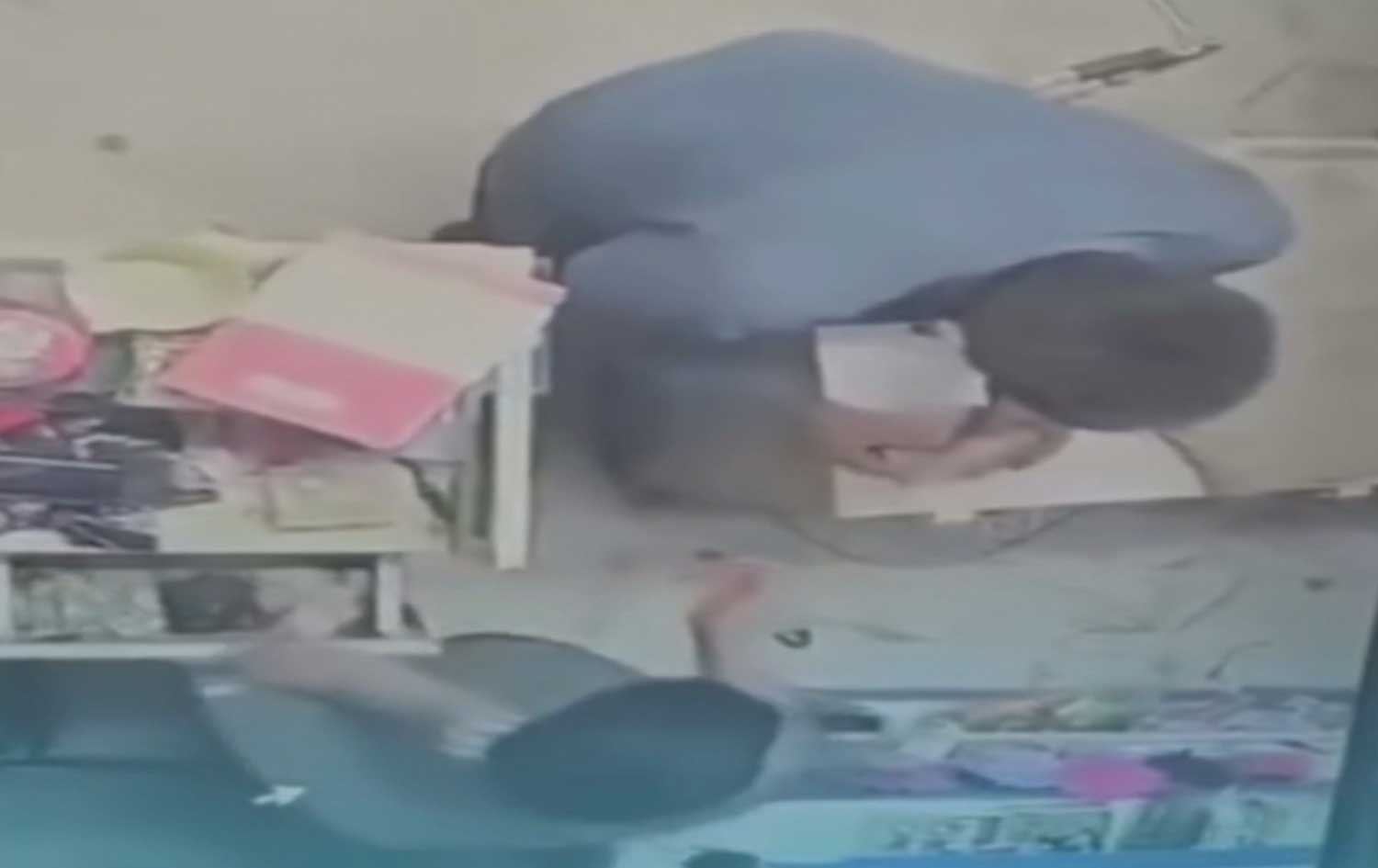 لە دیوانیە ژن و مێردێکی بیانی دووکاندارێک دەخەوێنن و دزی لێدەکەن