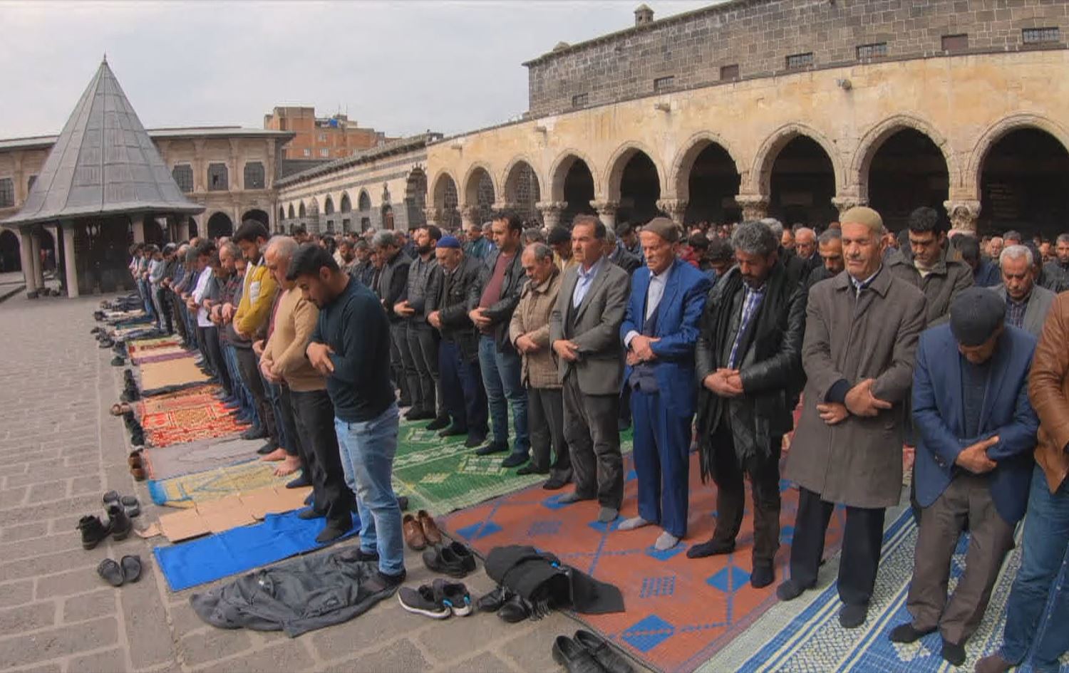 Ji Mizgefta Mezin a Amedê dîmenekî nimêja xudbeyê /Wêne: Rûdaw